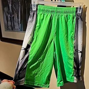 Boys Under Armour Athletic Shorts size medium